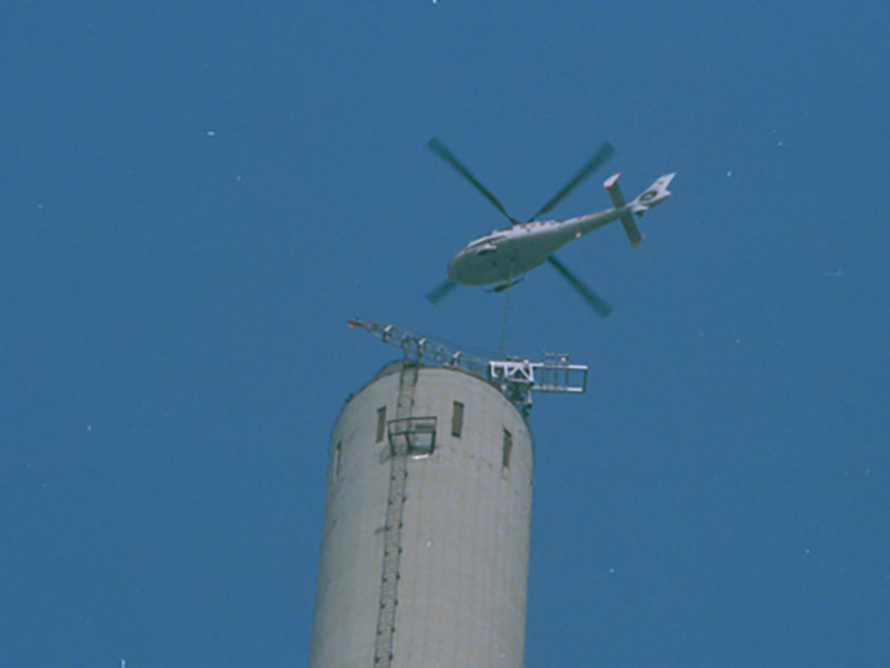 Manchmal muss es eben ein Helikopter sein. Der war für Arbeiten an der Turmspitze nötig (Bild: RheinEnergie).