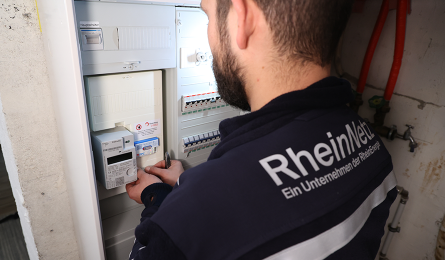 Ein Monteur der RheinNetz stellt die Installation eines Smart Meter fertig.