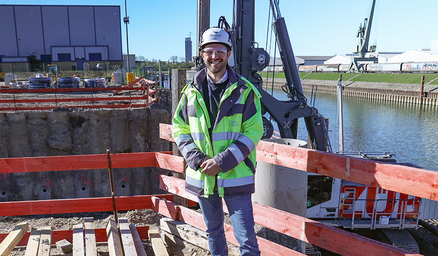Alexander Felk steht an der Baustelle des Wasserentnahmebauwerks.