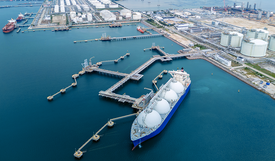 Ein LNG-Tanker legt an einem Terminal an.