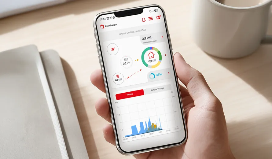 Ein Handy in einer Hand zeigt das HEMS RheinSmart. 