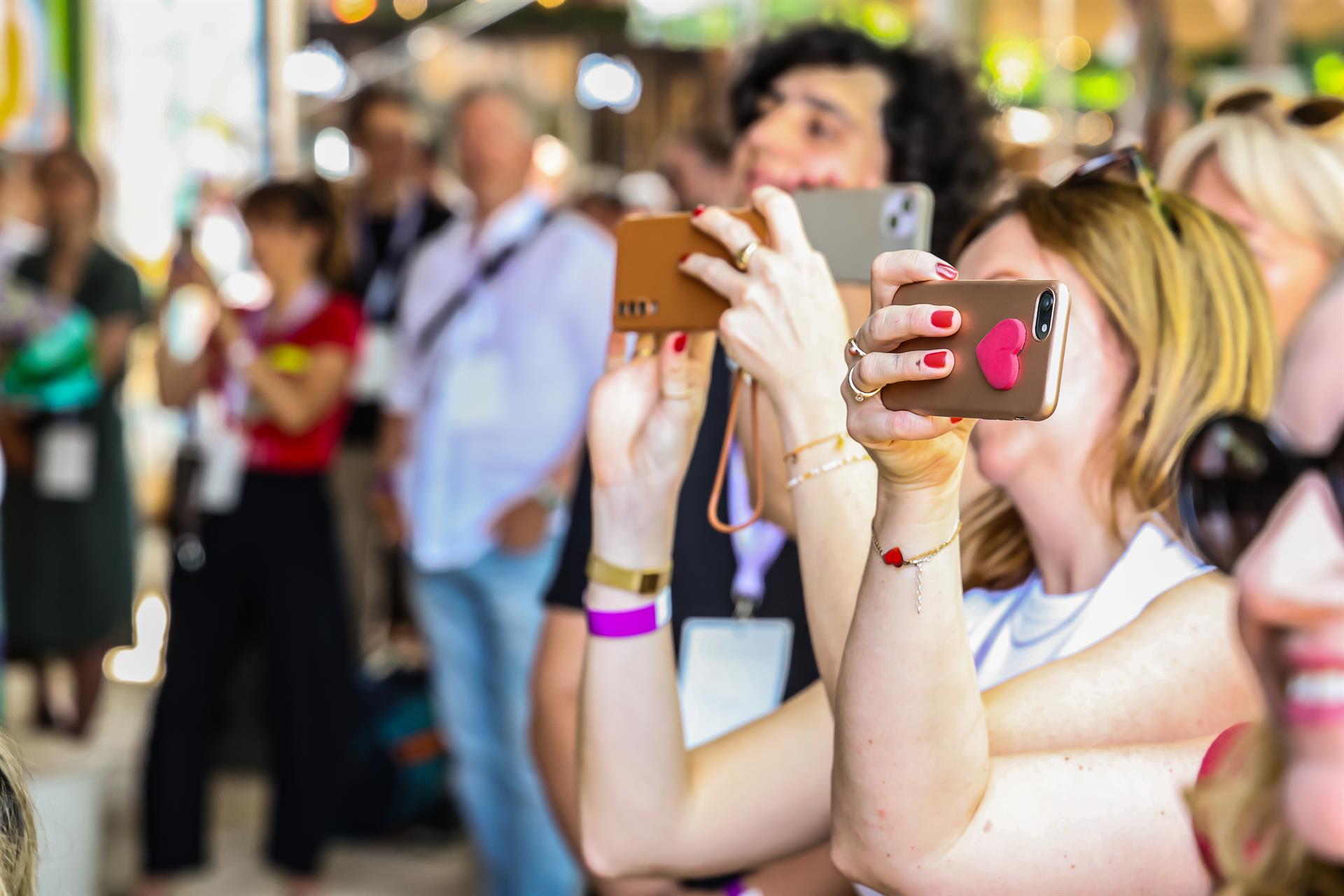 Zuschauer mit Smartphones beim Light Up Festival.