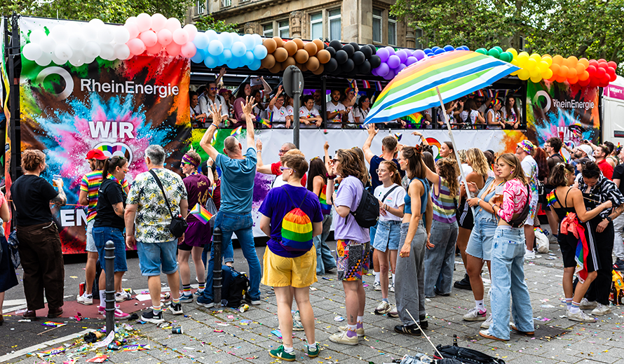 Der CSD Wagen der RheinEnergie fährt durch die jubelnde Menge..