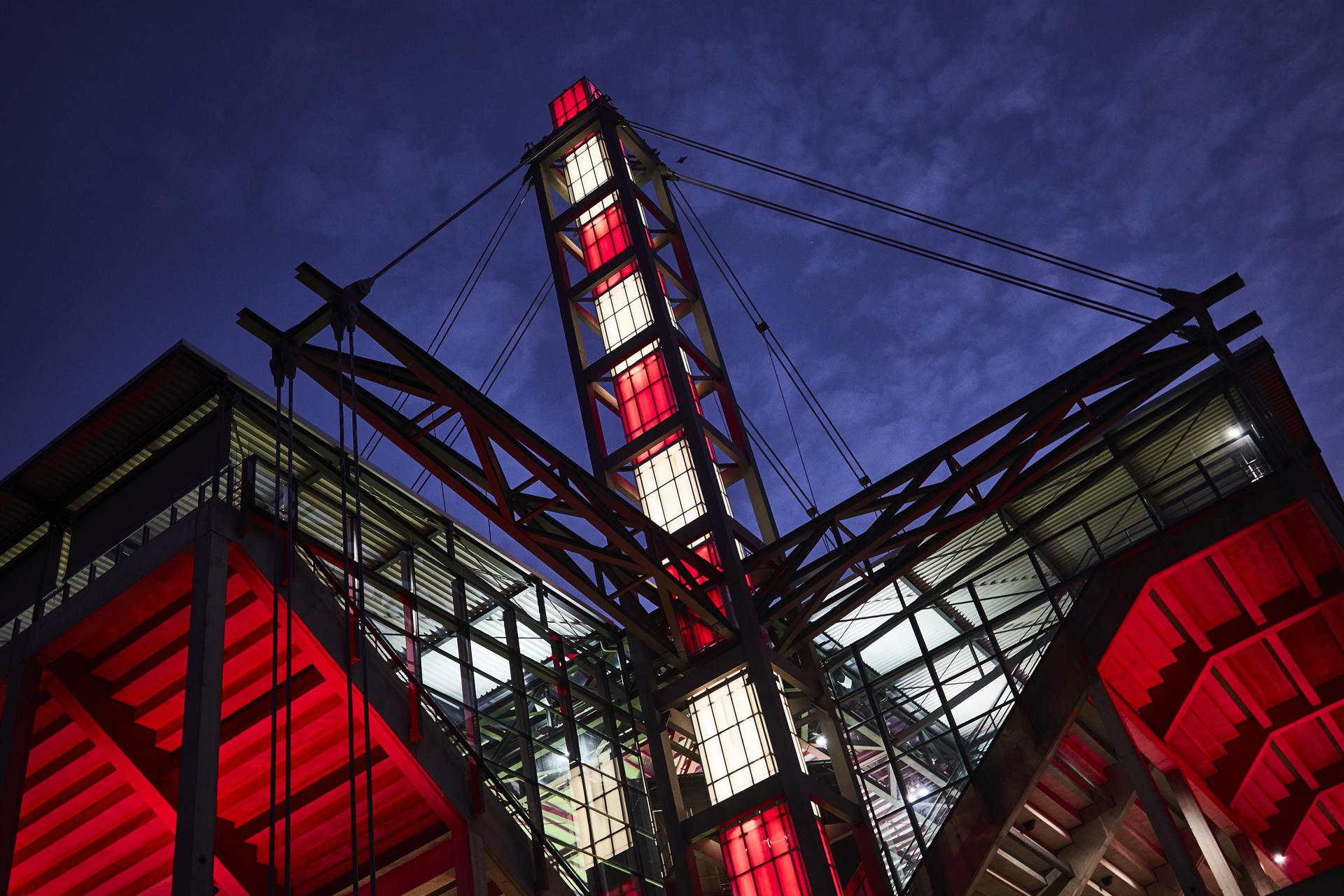 Stahlturm des RheinEnergie-Stadions