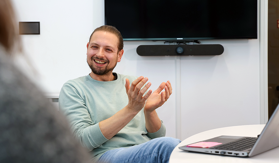 Robert Günzel gestikuliert im INterview.