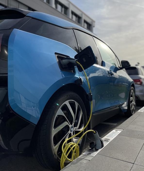 Elektroauto lädt an Ladebordstein in Köln