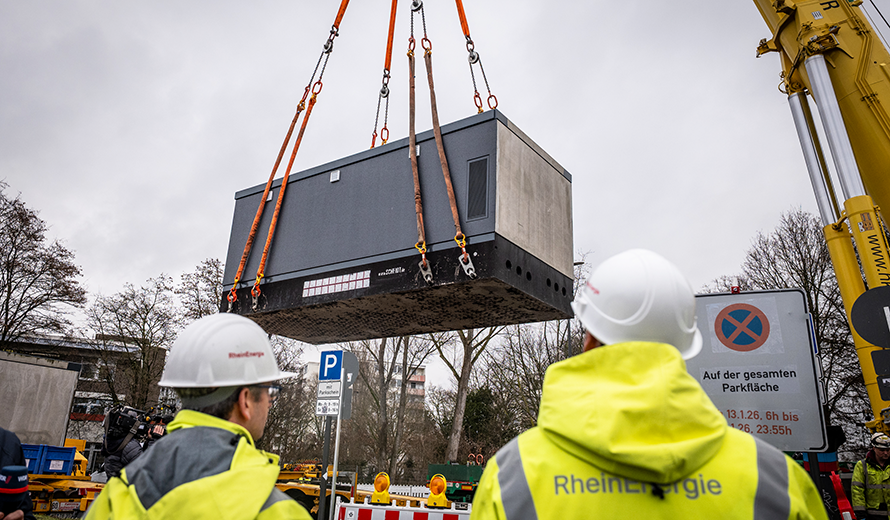 Verkehrswende kommt per Elektrobus: RheinNetz installiert 56-Tonnen-Trafostation