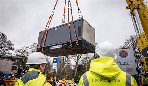 Verkehrswende kommt per Elektrobus: RheinNetz installiert 56-Tonnen-Trafostation