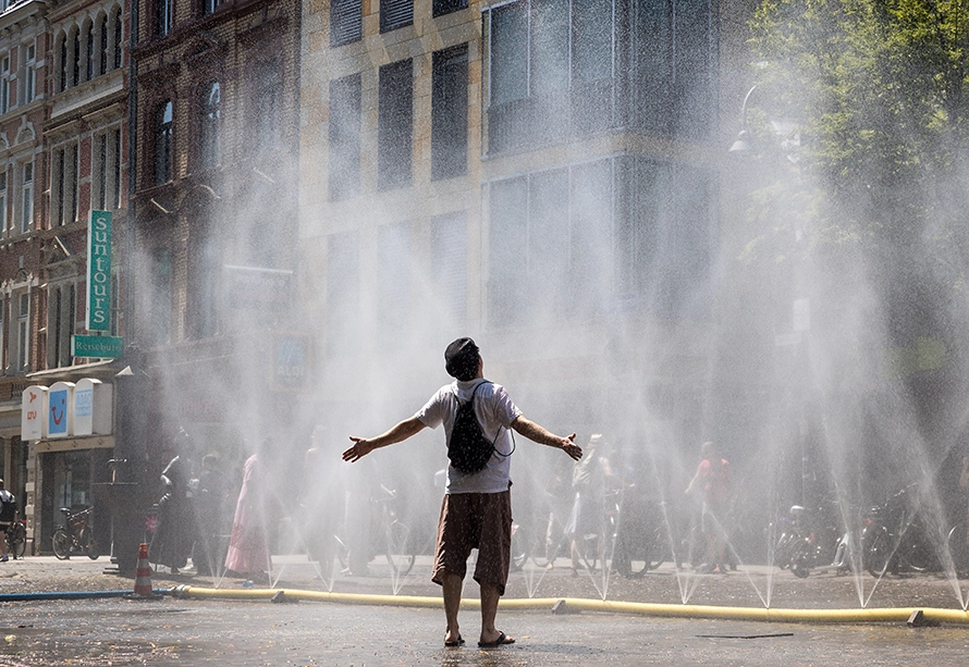 Cool bleiben: RheinEnergie macht Kölner nass - warum Köln auf Wassernebel setzt