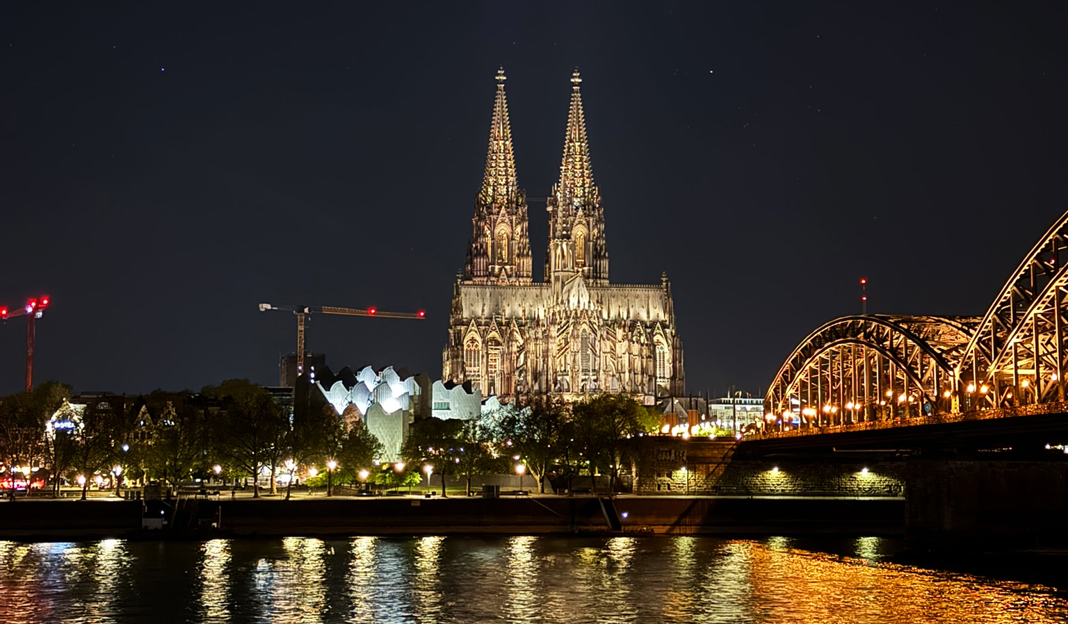 Ein Jahr neue Dombeleuchtung: Wie der Kölner Dom in neuem Licht erstrahlt