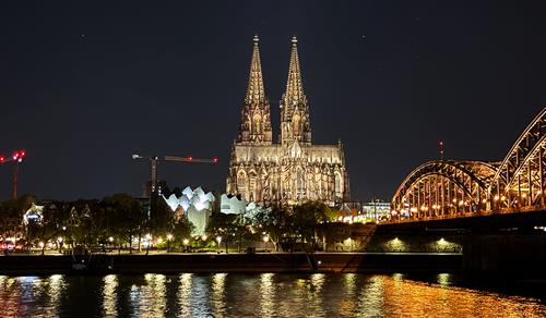 Ein Jahr neue Dombeleuchtung: Wie der Kölner Dom in neuem Licht erstrahlt