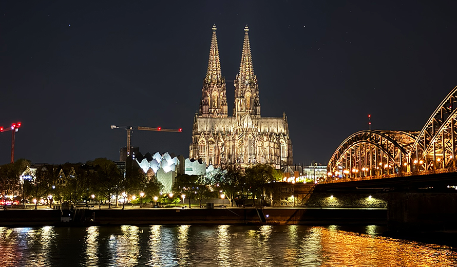Der Kölner Dom erstrahlt in seiner neuen Beleuchtung.