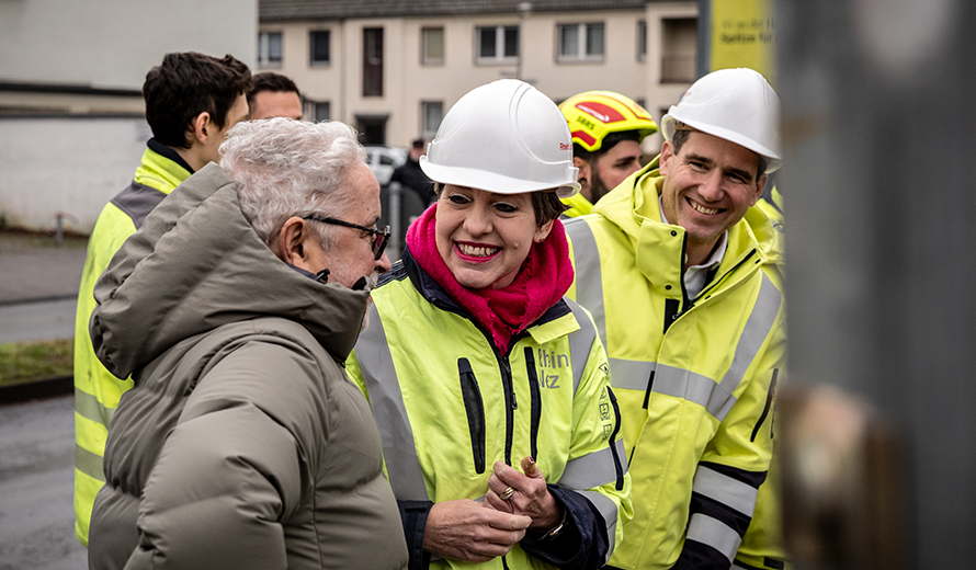 Susanne Fabry und Patrick Linossier unterhalten sich mit einem Passanten.