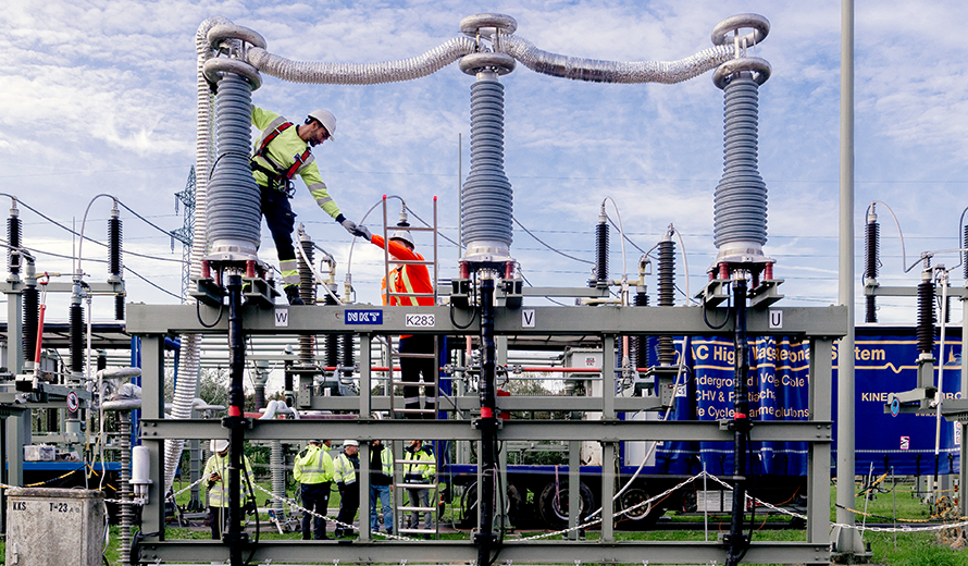 Techniker der RheinNetz warten ein Umspannwerk.