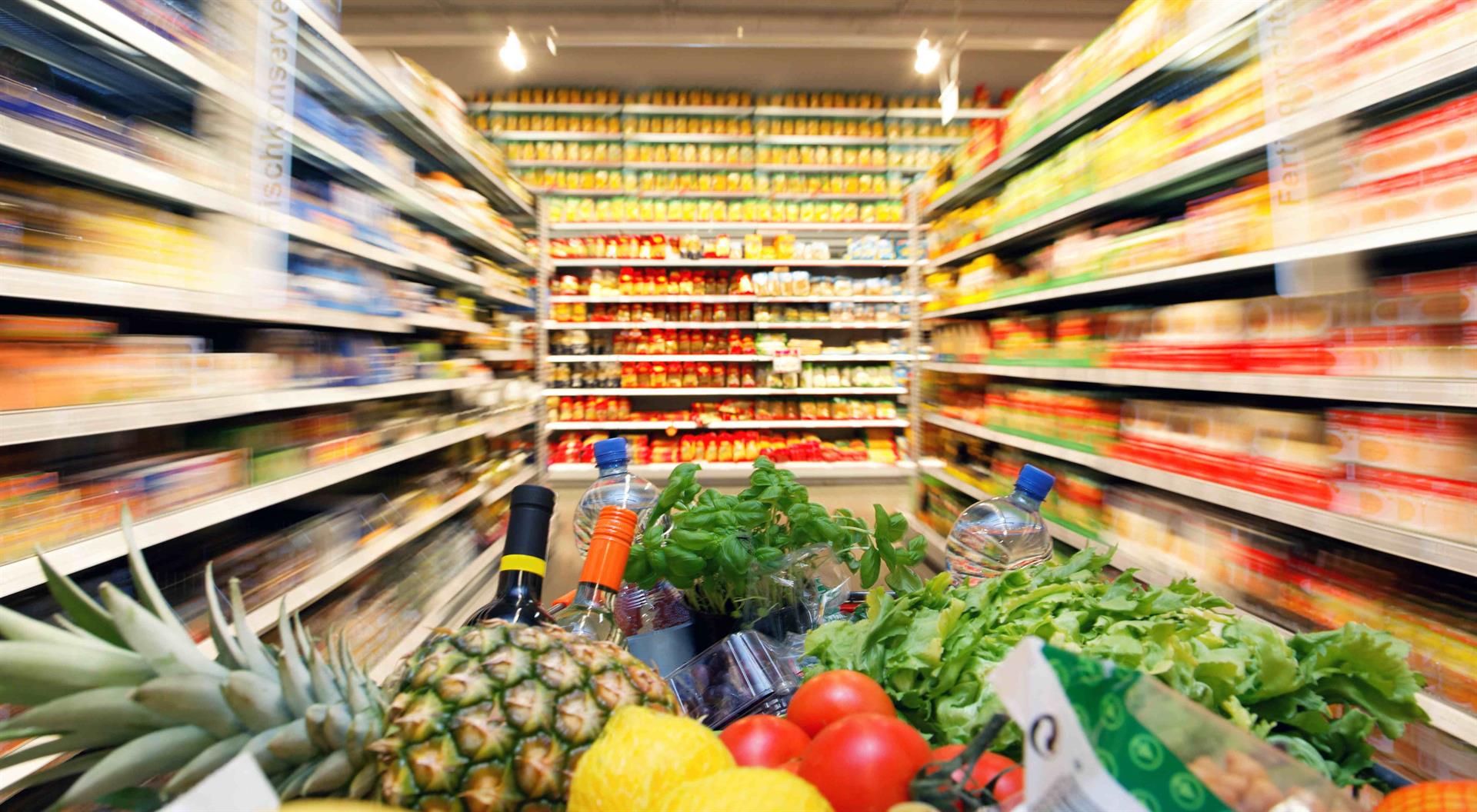 Voller Einkaufswagen im Supermarkt