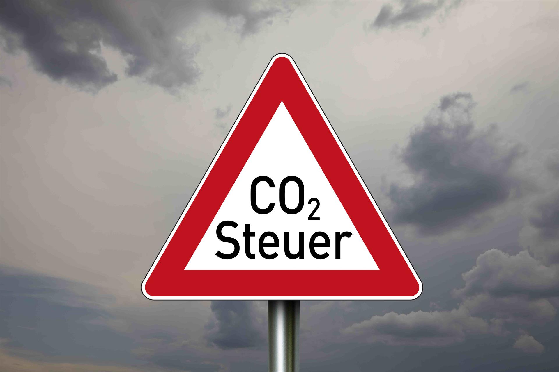 Schild mit CO2-Steuer