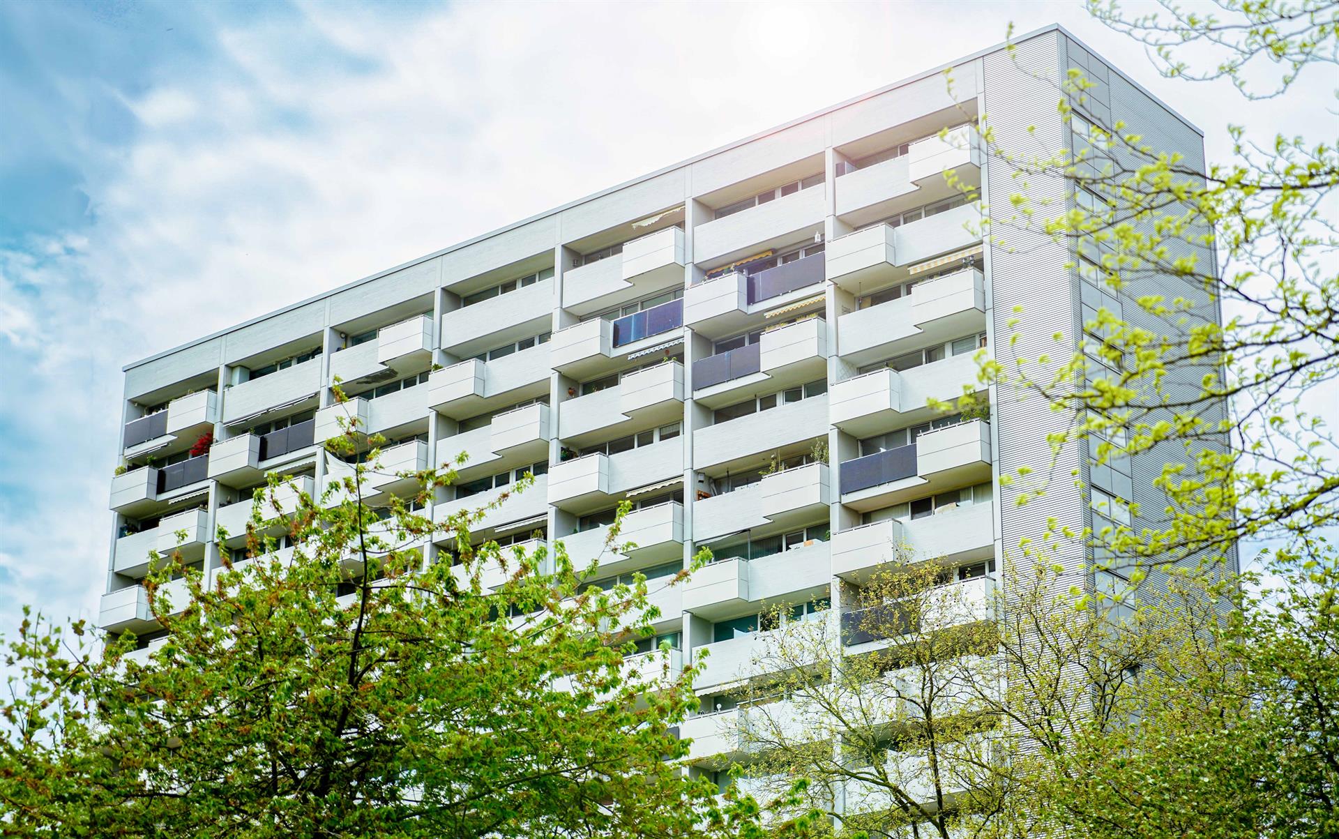 Ein Hochhaus hat einige Balkonkraftwerke montiert.