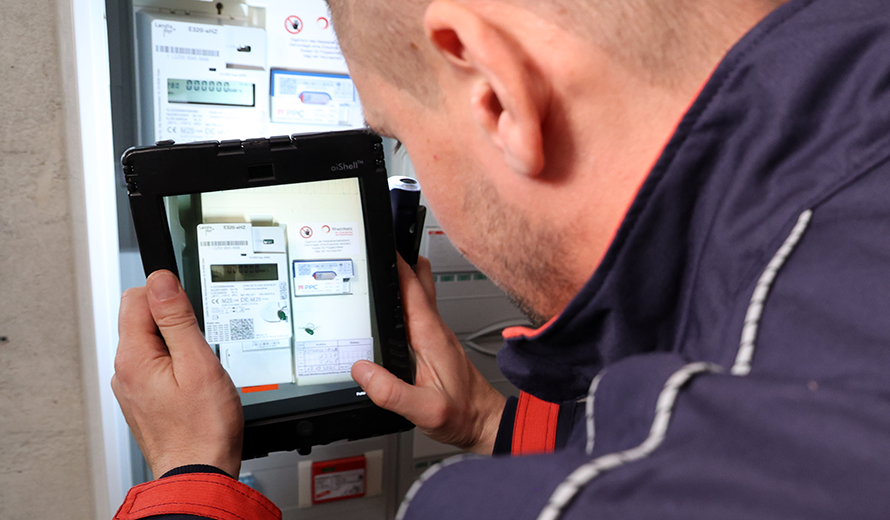 Ein Smart Meter hängt in einem Schaltschrank neben dem HEMS RheinSmart.