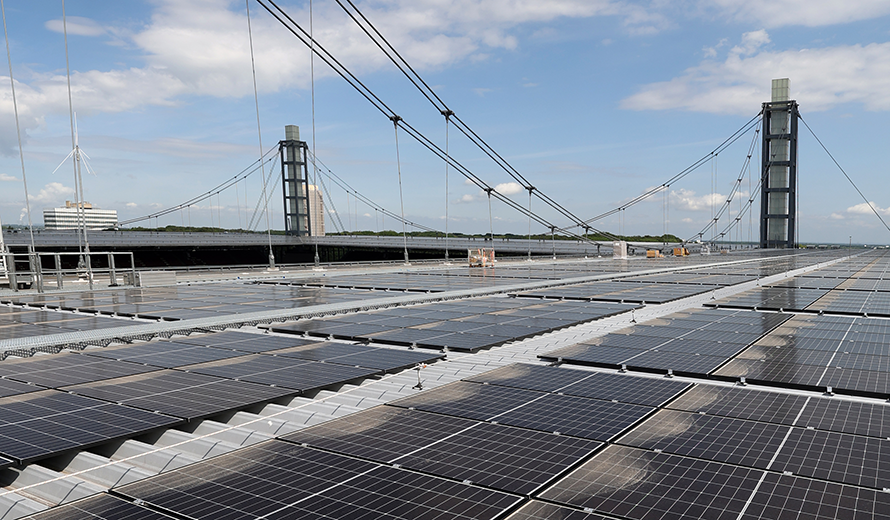Blick auf die PV-Anlage auf dem RheinEnergieSTADION.