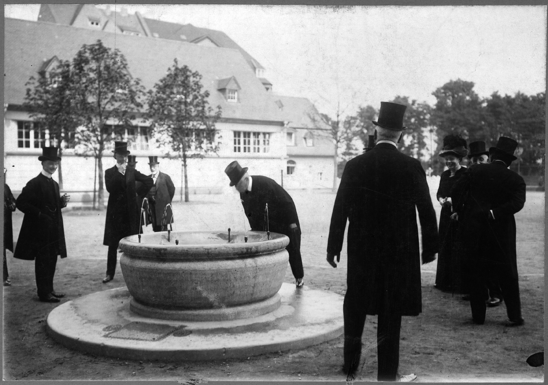 In unserem Historischen Archiv lagern zahlreiche wertvolle Zeitdokumente. Dieses Motiv zeigt eine Brunneneinweihung aus dem Jahr 1900 in Köln-Deutz durch Vertreter der Rheinischen Wasserwerksgesellschaft. (Foto: RheinEnergie) 