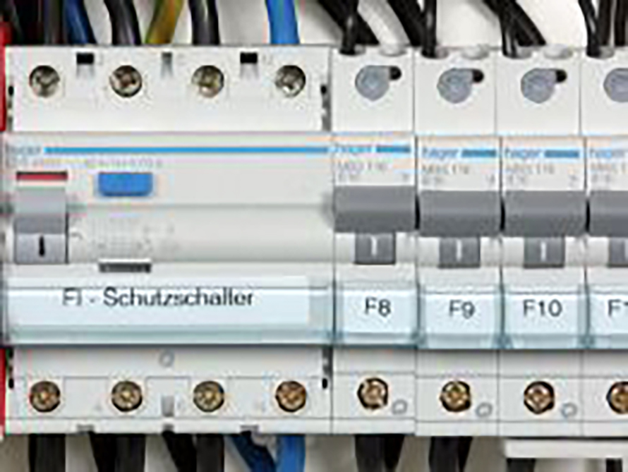 Fehlerstromschutz-Schalter erkennen Fehler im Stromkreis und schalten diesen bei Gefahr sofort ab (Bild: Hager).