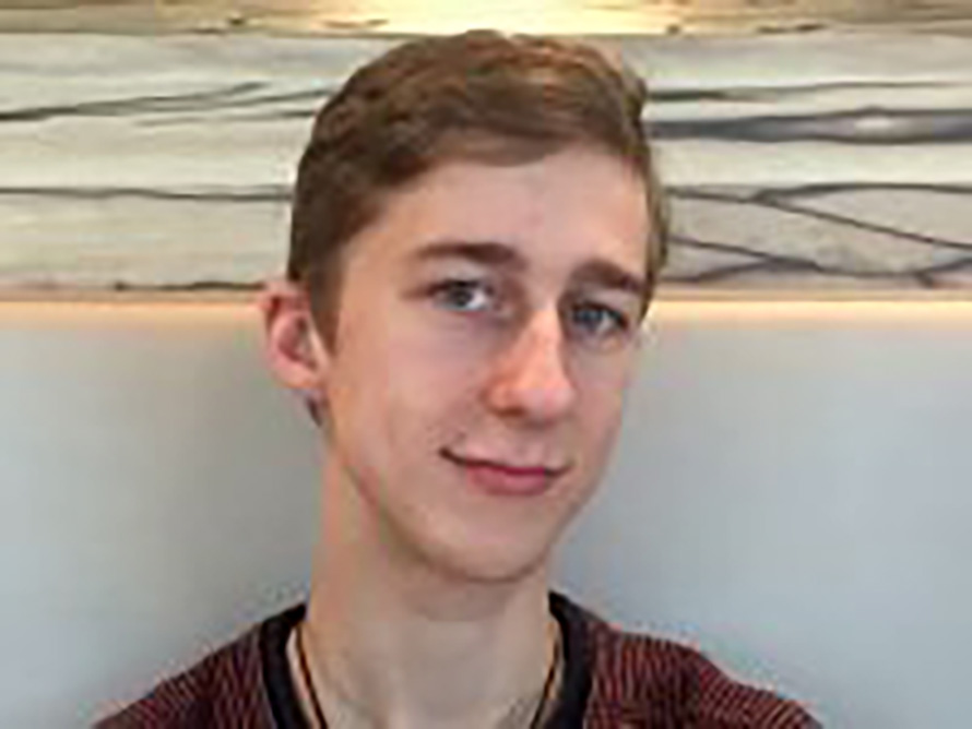 Jonas Brüggen (23) arbeitet bei der RheinEnergie im Applikationsservice und optimiert dort mit seinen Kollegen u.a. die Software SAP.