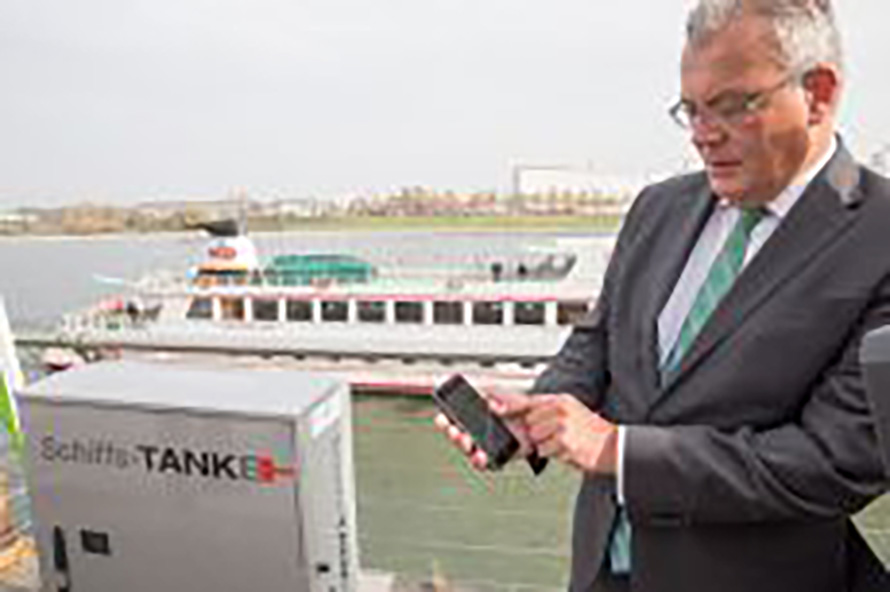 Per Fingerzeig zum Stromanschluss: Künftige Landstrom-Kunden können sich einfach per SMS an der Schiffs-TankE an- und abmelden.