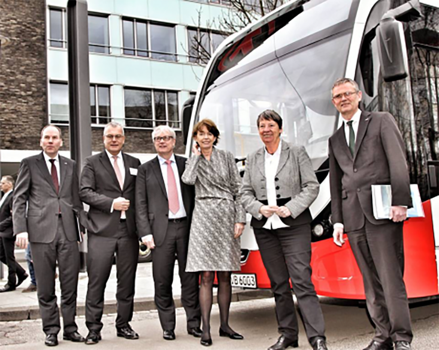 Ortstermin: Jörn Schwarze, Dr. Dieter Steinkamp, Karsten Möring, Henriette Reker, Barbara Hendricks und Jürgen Fenske inspizieren einen neuen E-Bus (v.l.n.r.; Foto: KVB).