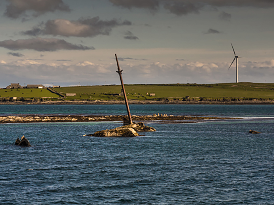 Eines von rund 700 Windkrafträdern auf den Orkney-Inseln.