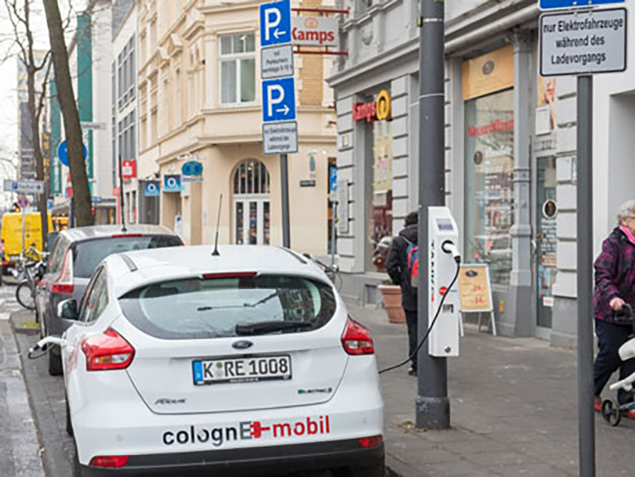 Auf der Neusser Straße in Köln-Nippes sind die Laternen mit sensibler Sensorik ausgestattet – und mit einer Ladefunktion für Elektroautos (Bild: RheinEnergie).