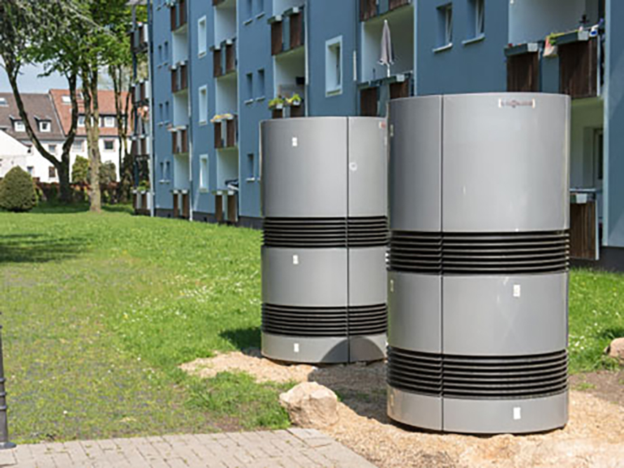 Zwei Ansaugstutzen der insgesamt 41 Luft-Wärmepumpen in der Stegerwaldsiedlung (Foto: RheinEnergie).