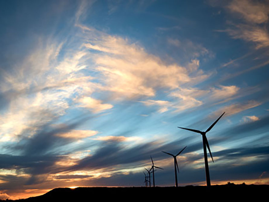 Windkrafträder in Paul da Serra, Madeira: Portugal hat sich 2016 107 Stunden am Stück ausschließlich mit Erneuerbarer Energie versorgt (Bild: AdobeStock).