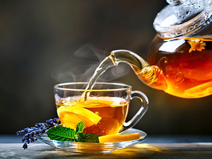 Teewasser erhitzt ihr im Wasserkocher deutlich sparsamer als auf dem Herd. Ausnahme: Ihr habt einen Induktionsherd. Der kann es mit einem Wasserkocher nämlich aufnehmen.